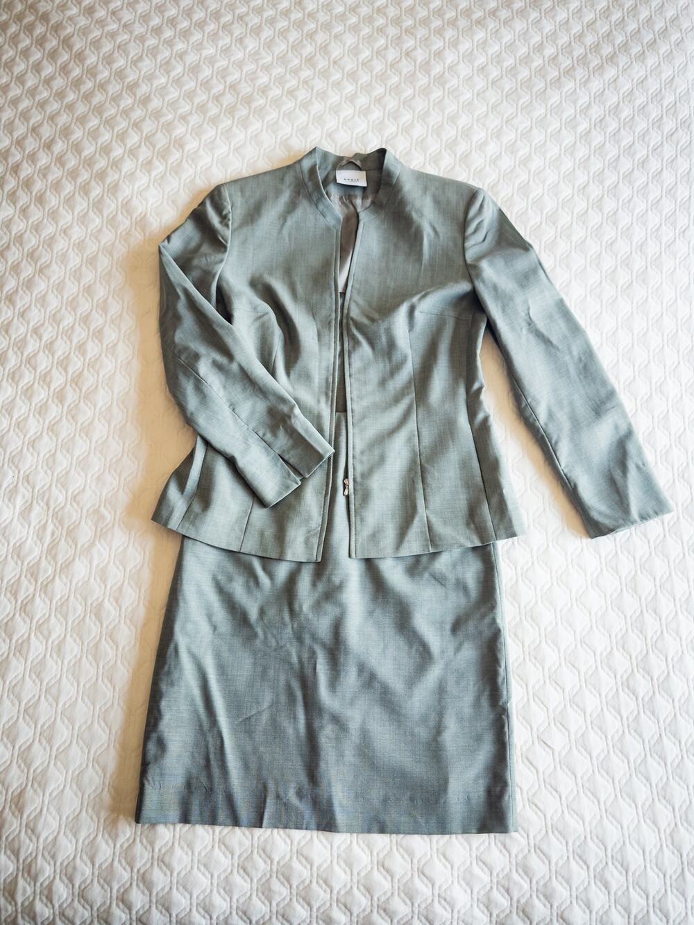 Akris Punto 2-Piece Suit (Zip-Front Jacket & Skirt) Sage Green 100% Wool Size 8